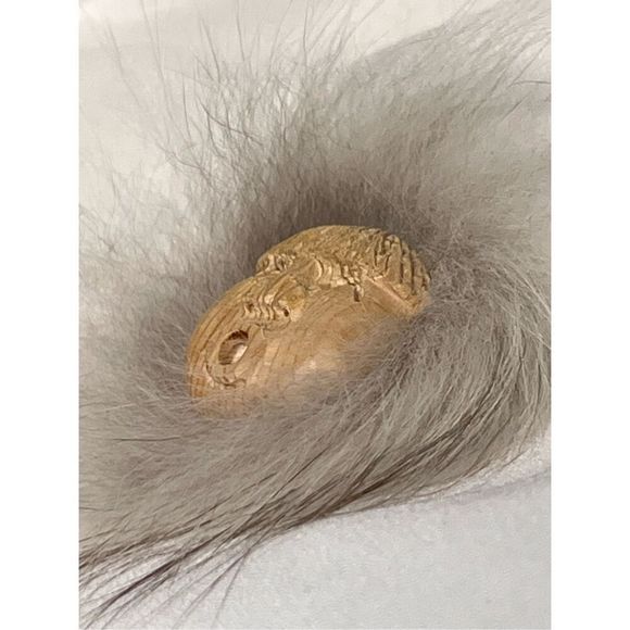 Hand Carved Inuit Native Face Singing Wood Brooch With Fox Fur - Picture 9 of 9